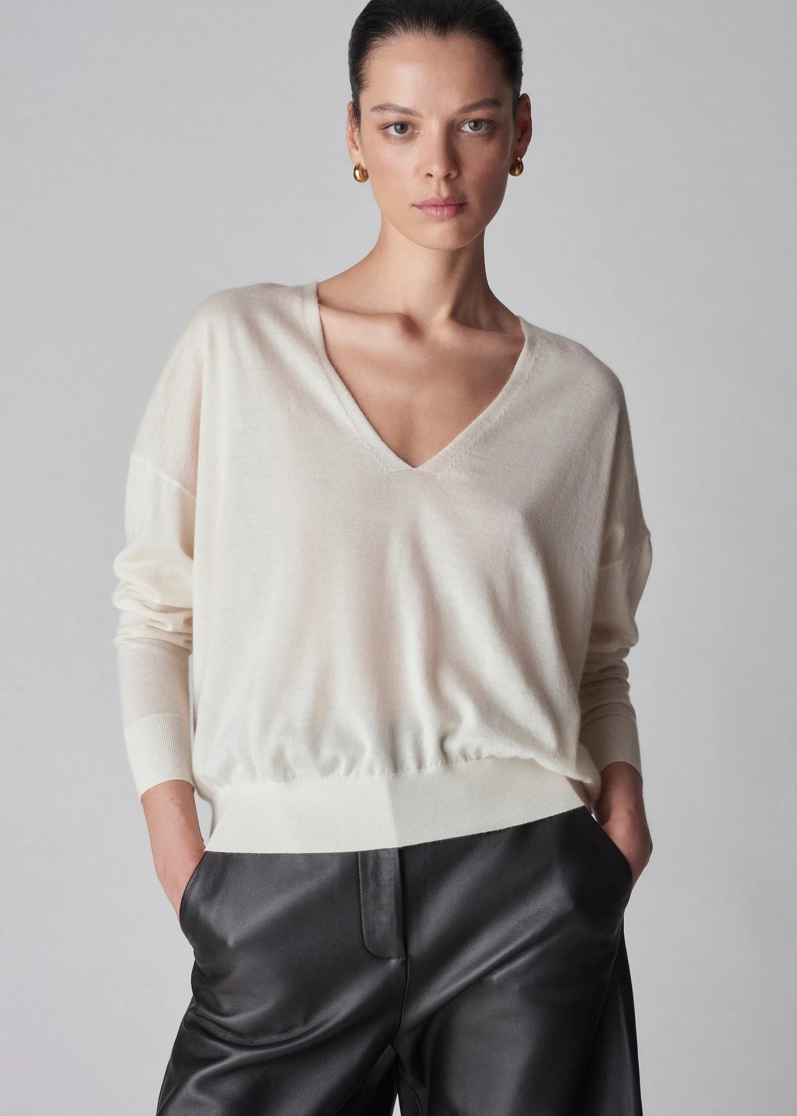 V-Neck Sweater in Fine Cashmere - Ivory